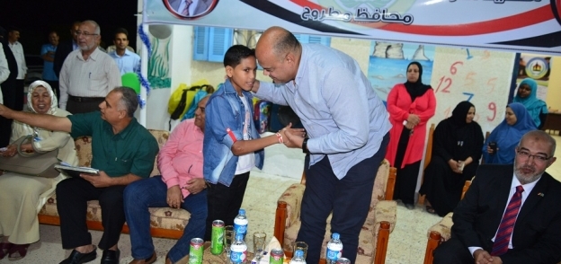 أبوزيد يوزع ملابس وأدوات مدرسية على 600 طفل يتيم و25 ألف جنيه شهريا و13 رحلة حج وعمرة للأرامل بمطروح
