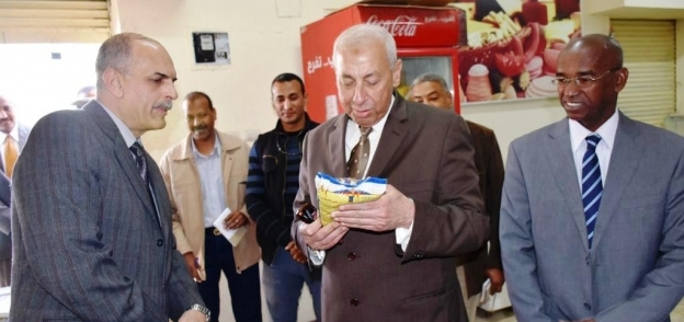 محافظ أسوان يتفقد فرع المجمع الإستهلاكى بوسط مدينة أبو سمبل السياحية