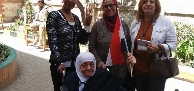 مسنة ترفع علم مصر بعد الإدلاء بصوتها شرق الإسكندرية