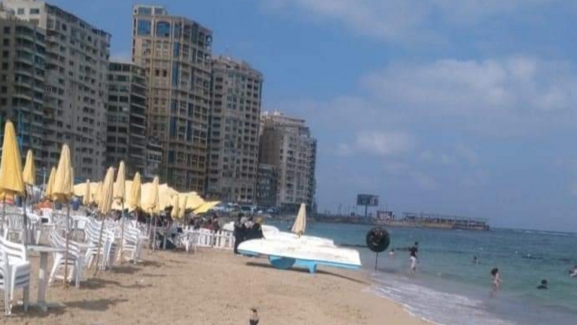 هدوء على شواطئ الإسكندرية خلال يوم وقفة عرفات