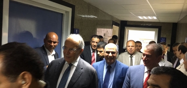 وزير التنمية الملحية خلال جولته بمستشفى جامعة كفر الشيخ