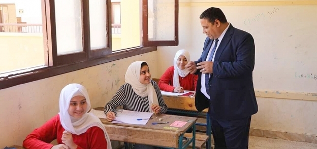 التداوي وكيل وزارة التعليم بالوادي الجديد يتفقد لجان امتحانات الشهادة الاعدادية
