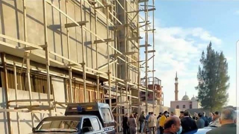 لجنة معاينة مصنع توفي فيه 3 عمال بالشرقية: «المبنى مخالف»