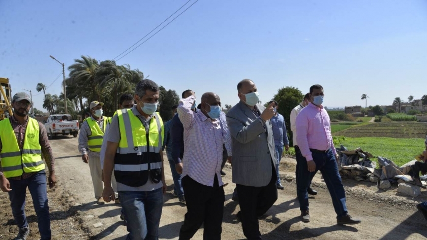 محافظ أسيوط يتفقد أعمال رصف طريق "أسيوط – ساحل سليم" الزراعي