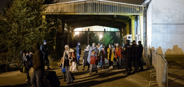 بالصور| اللاجئون يتوافدون على سلوفينيا بعد إغلاق المجر حدودها