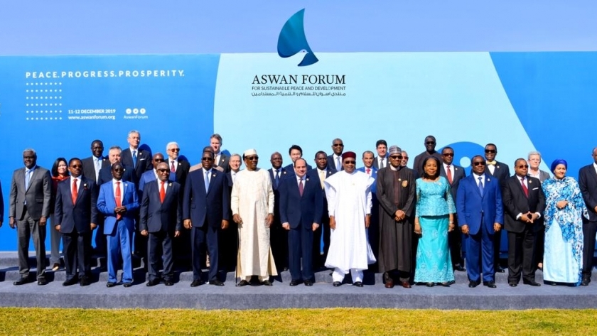 الرئيس عبدالفتاح السيسى يتوسط قادة الدول الأفريقية خلال منتدى أسوان للسلام