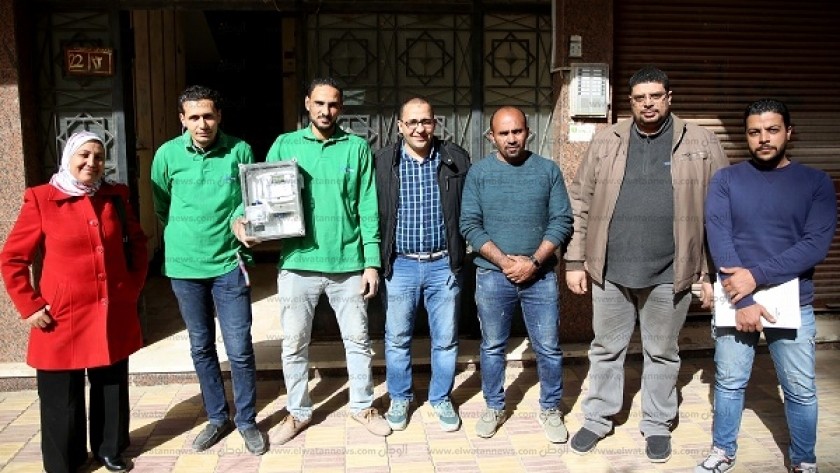 فريق عمل شركة شمال القاهرة لتوزيع الكهرباء مع العدادات الجديدة