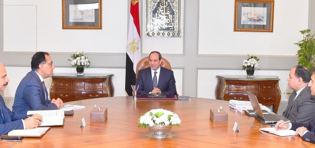 الرئيس السيسي يجتمع مع رئيس الوزراء ووزير المالية