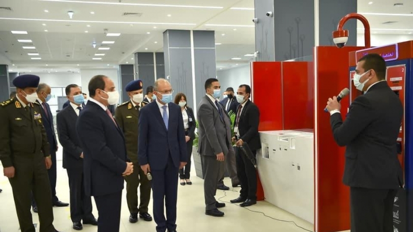 الرئيس السيسي خلال افتتاحه للمجمع المتكامل للوثائق الحكومية