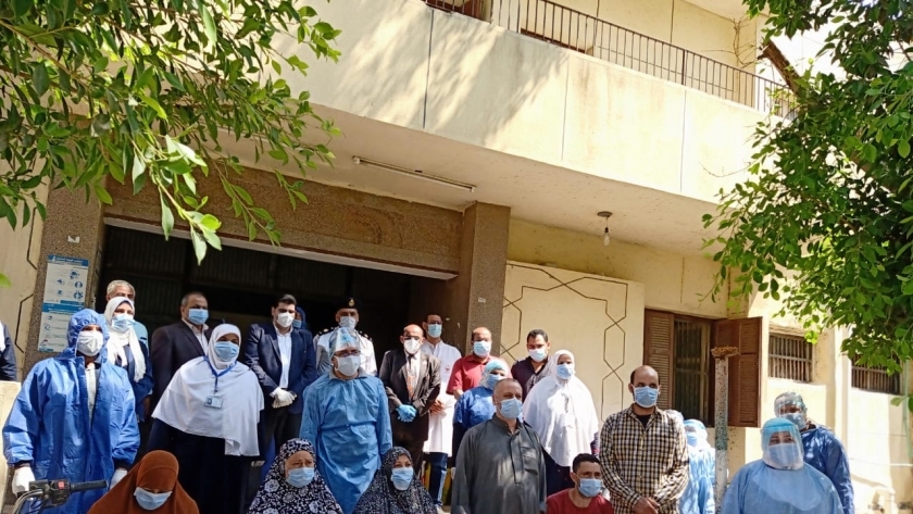 خروج ٧ حالات شفاء لمصابي فيروس كورونا من مستشفي حميات كفر صقر