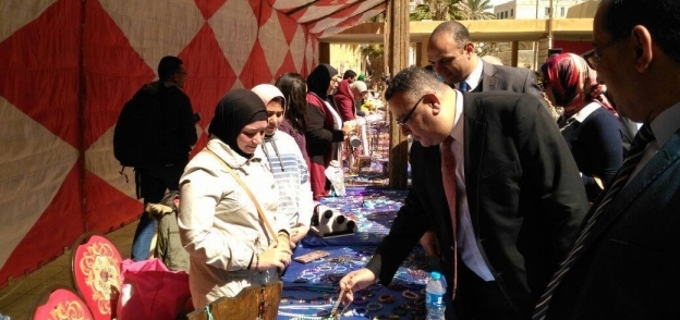 نائب رئيس جامعة الإسكندرية يفتتح معرض صنع في مصر بساحة الآداب