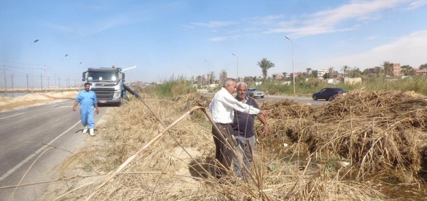رئيس حى فيصل يتابع أعمال وقف تسريب المياه