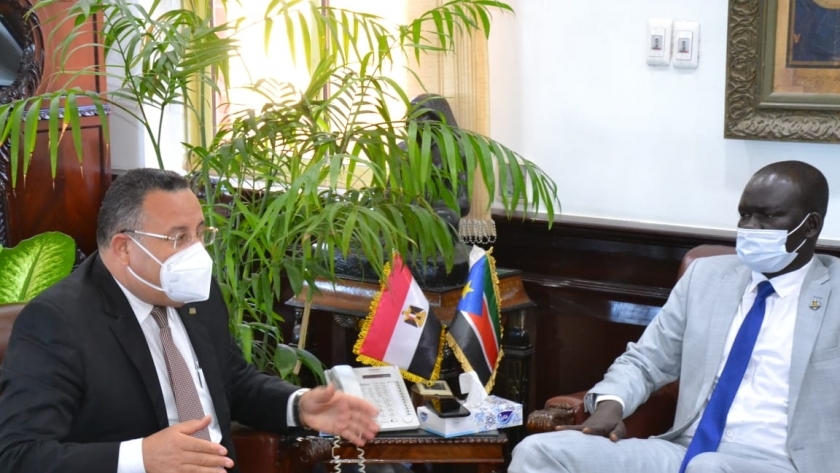 وزير الشباب والرياضة بجنوب السودان مع رئيس جامعة الإسكندرية
