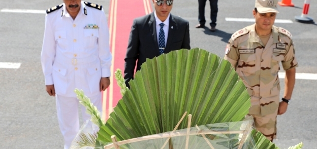 محافظ سوهاج يضع اكليل من الزهور علي النصب التذكاري لشهداء اكتوبر