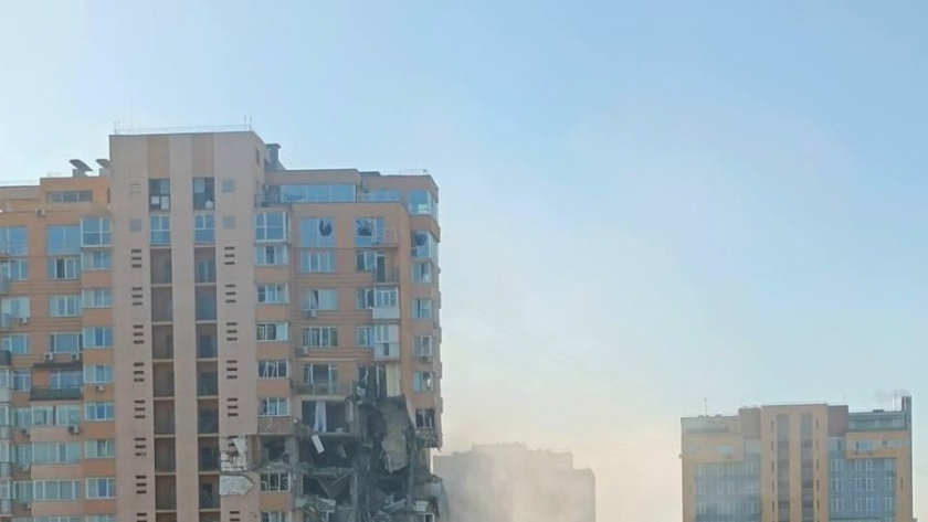 آثار الصاروخ الذي أصاب مبنى سكني بالعاصمة الأوكرانية كييف