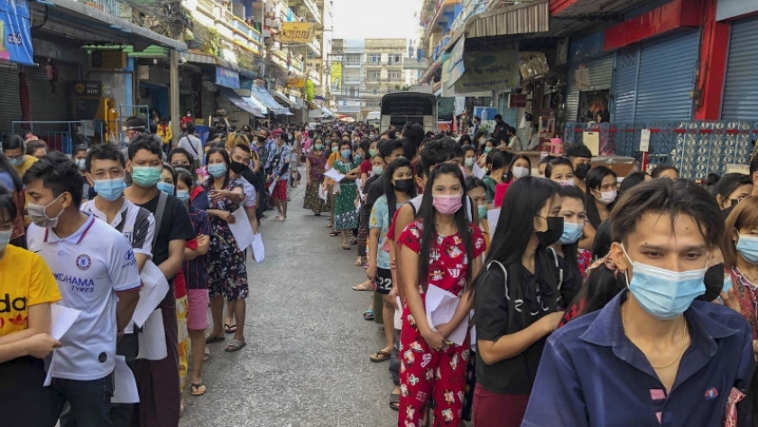 مواطنون في بانكوك يصطفون لإجراء تحليل فيروس كورونا