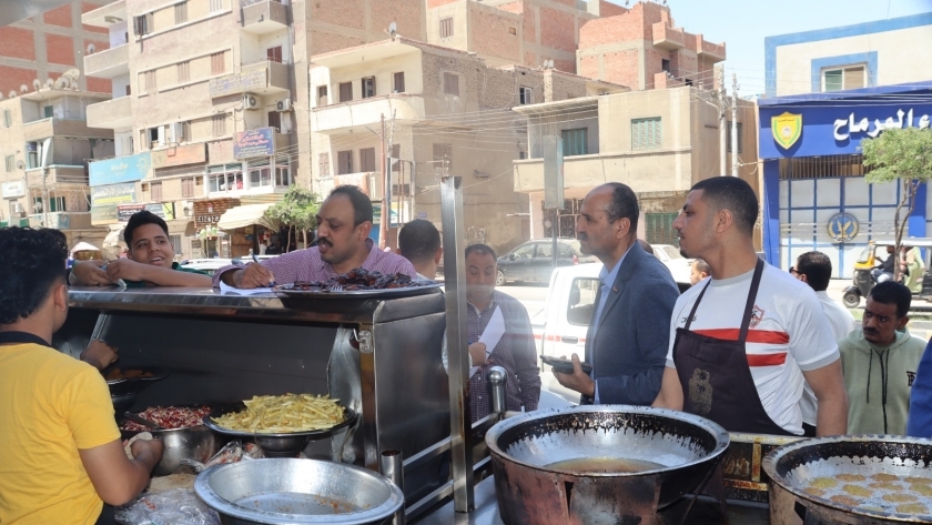 حملة رقابية على أسعار المأكولات الشعبية بالمطاعم في بني سويف