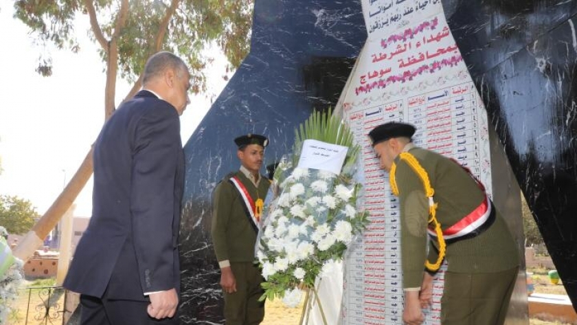 محافظ سوهاج يضع أكاليل الزهور على النصب التذكاري لشهداء الشرطة