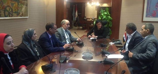 وزيرة السياحة رانيا المشاط خلال اجتماعها الاول مع قيادات الوزارة