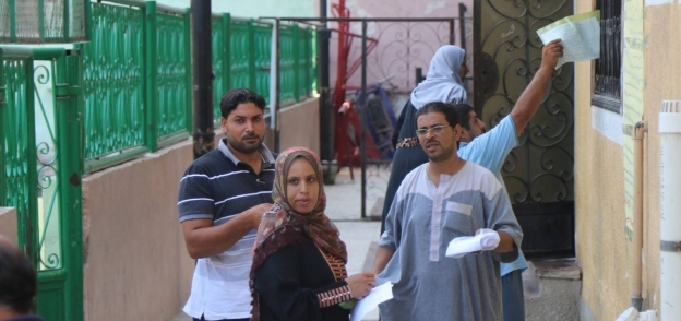 مواطنون امام مكتب تموين بكفر الشيخ