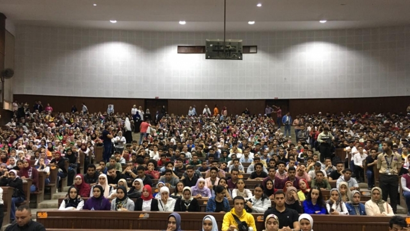 طلاب جامعة الإسكندرية خلال مبادرة قضايا المناخ