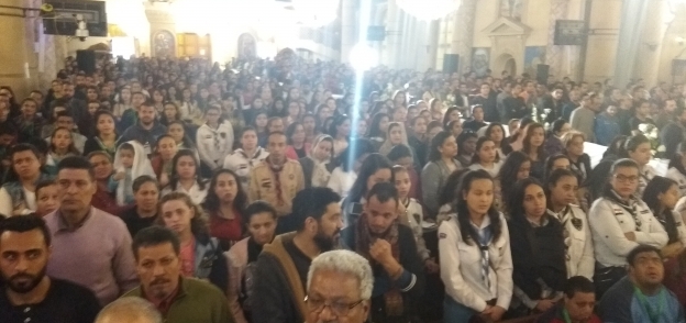 شباب الإسكندرية يملئون كنيسة المرقسية قبل وصول البابا فى لقاءه الأول معهم