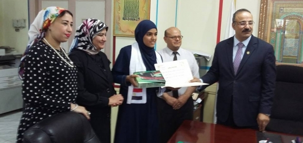 "تعليم بني سويف" تهدي طالبة "تابلت" لفوزها بمسابقة تحدي القراءة العربي