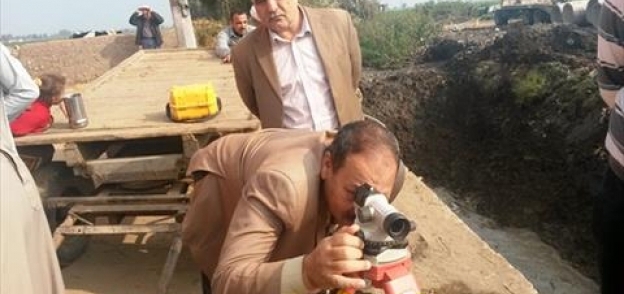 رئيس مدينة الحسينية يتفقد تغطية خليج أبو شميس