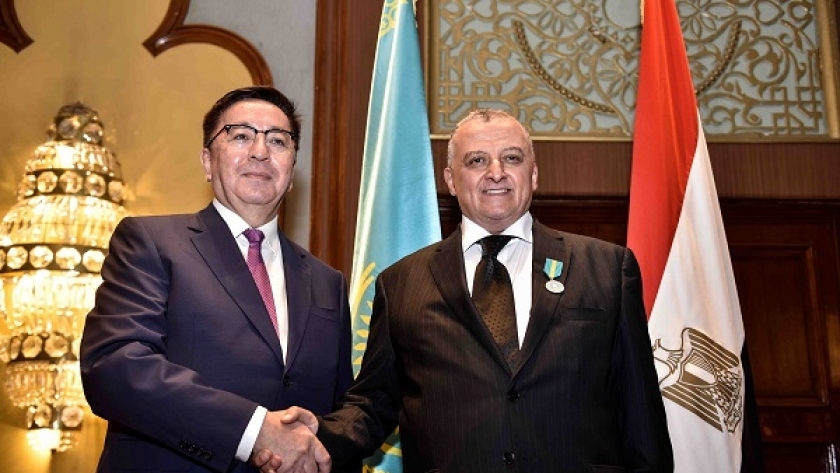 تكريم سفير كازاخستان لرئيس المحكمة الدستورية العليا ونائبه