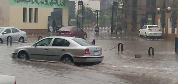 بالصور| الدقهلية تغرق في مياه الأمطار .. ومواطن: "إسكندرية مين تعالوا شوفوا المنصورة"