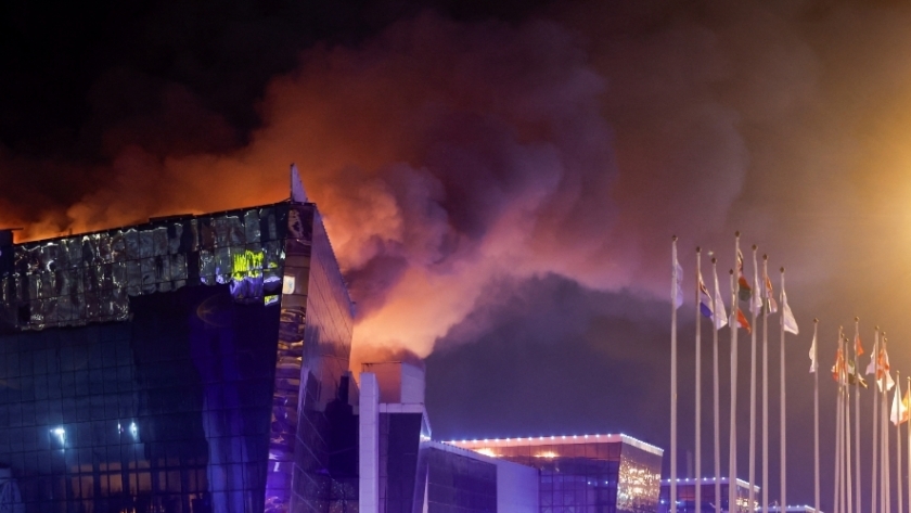 آثار حريق وإطلاق النار في قاعة للحفلات الموسيقية بروسيا