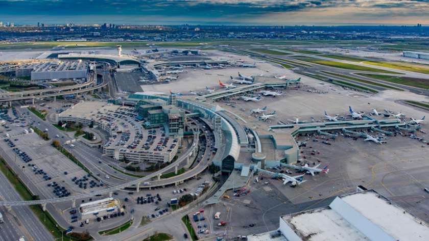 مطار تورونتو الكندي
