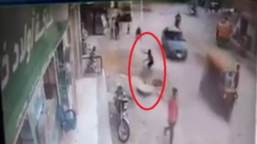 فيديو.. سقوط طفل في بالوعة أثناء لهوه بطائرة ورقية في الشرقية