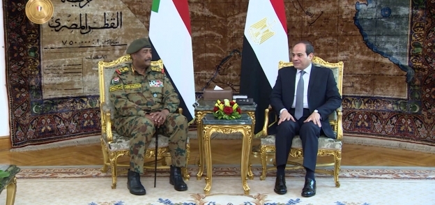 الرئيس السيسي ورئيس المجلس السيادي السوداني في لقاء سابق