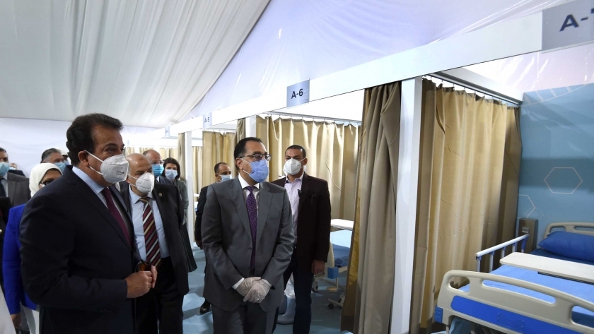 الدكتور مصطفى مدبولي خلال جولته بالمستشفى الميداني