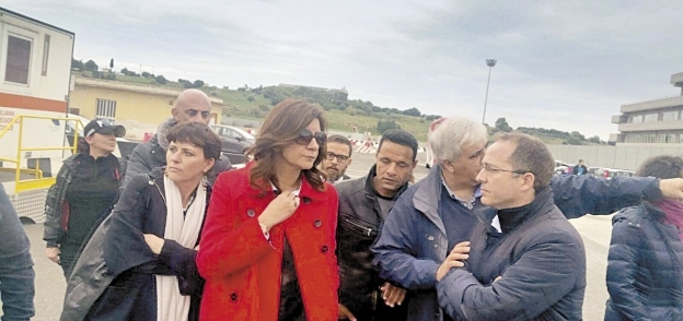 وزيرة الهجرة مع مسئولين إيطاليين أثناء تفقد مخيم لمهاجرين غير شرعيين