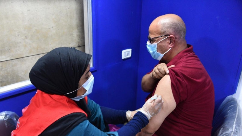 تطعيم أحد المواطنين ضد فيروس كورونا - أرشيفية