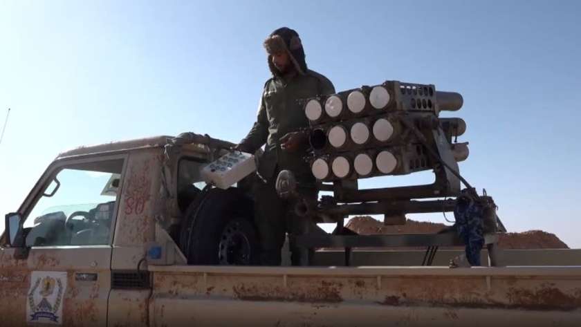 أحد عناصر الجيش الليبي أثناء تجهيز مقصوفات صواريخ
