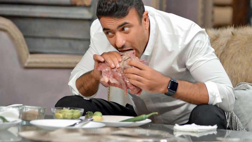أحمد العوضي وهو يأكل كبدة نيه