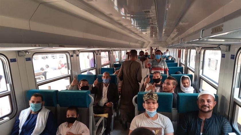ركاب القطارات يلتزمون بارتداء الكمامات الطبية للوقاية من كورونا