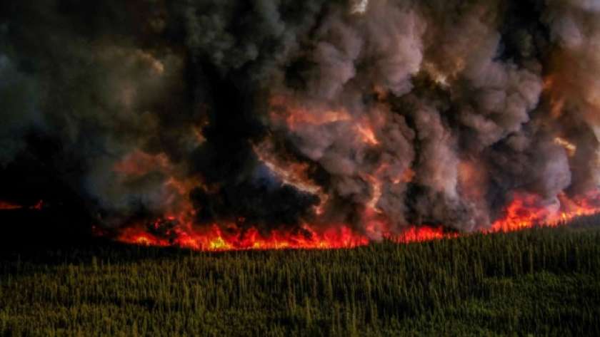 السلطات اليونانية تحاول السيطرة على حرائق الغابات