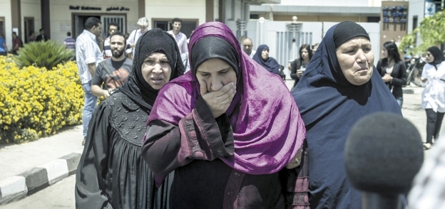 عدد من أهالى الضحايا أثناء الوصول إلى المطار أمس «أ.ف.ب»