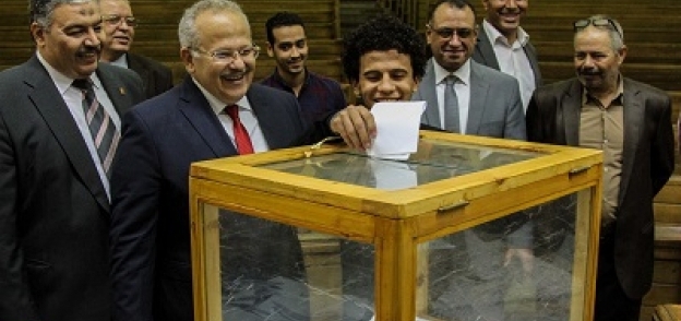 رئيس جامعة القاهرة أثناء حضوره عملية التصويت للانتخابات " أرشيفية"