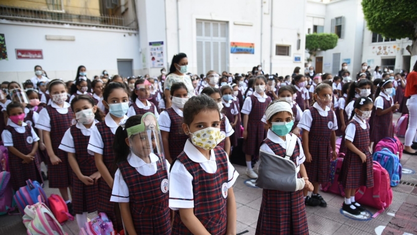 طلاب المدارس يلتزمون بارتداء الكمامات الطبية