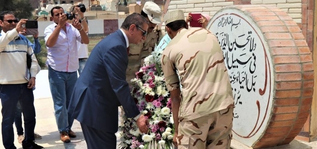 محافظ كفر الشيخ ومدير الامن يضعان اكليل من الزهور على قبر الجندى المجهول