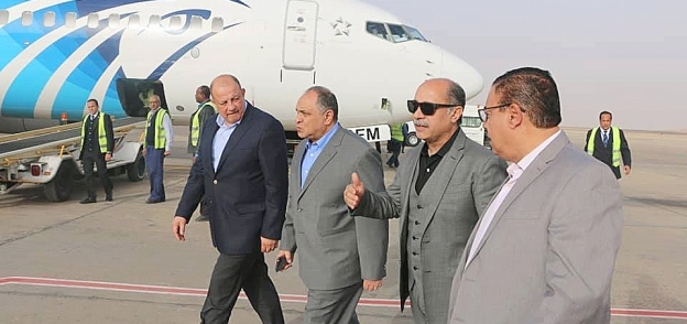 وزير الطيران يطمئن على مطار اسوان
