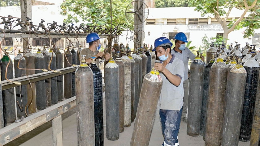 عمال يجهزون أسطوانات الأكسجين داخل المصنع