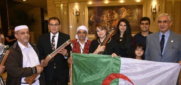 سفيرة الجزائر تهدي النائب حاتم باشات بندقية الثورة الجزائرية