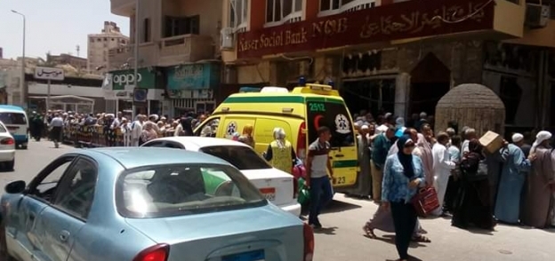 إصابة عدد من أصحاب المعاشات بالبحيرة بحالات إغماء أمام بنك ناصر