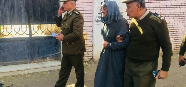 ضابط يساعد مسنا للإدلاء بصوته